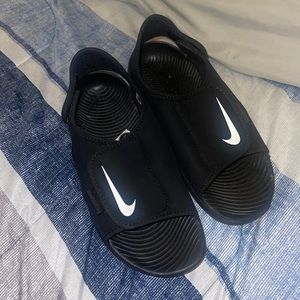 Nike sandals boys size 4